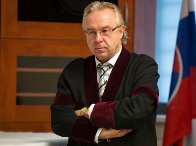 Senát ŠTS prerušil pojednávanie v kauze televíznych zmeniek