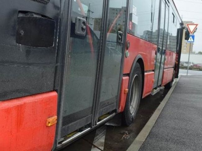 Vodič autobusu spôsobil nehodu, namerali mu zostatkový alkohol