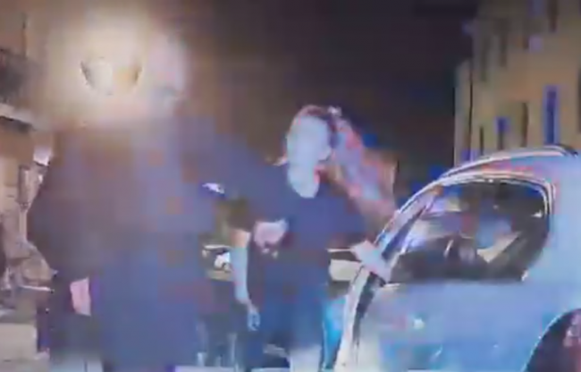 Video: Opitá vodička kopala do policajtov a pľula na nich