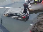 Auto padlo do Oravskej priehrady, na mieste zasahujú všetky záchranné zložky