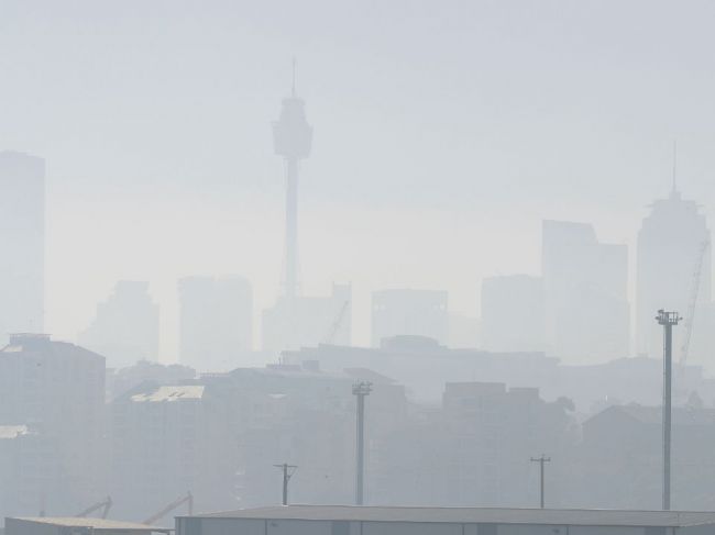 Sydney zahaľuje mrak hustého dymu, na vine sú požiare