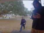 Video: Fotograf nachytal kuriéra, keď hádzal balík pred dom