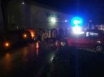Auto narazilo do návesu kamióna, na mieste zasahujú hasiči
