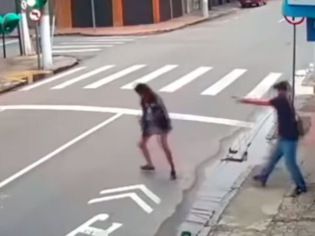 Video: Bezdomovkyňa si pýtala drobné, muž to nezniesol a zastrelil ju