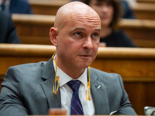 Rezort školstva príde o 81 miliónov eur z eurofondov, tvrdí Gröhling