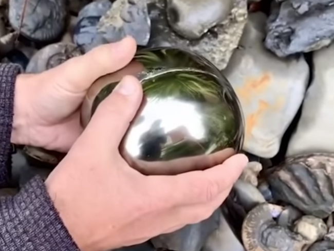 Video: Muž našiel starodávny poklad. Zlatá guľa skrýva úžasné prekvapenie