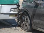 Vodič stratil kontrolu nad autobusom a narazil do vozidiel; 21 ranených