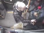 Video: Agresívny útočník napadol chlapca v autobuse, polícia po ňom pátra