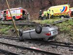 Auto sa po šmyku prevrátilo na koľajnice detskej železnice