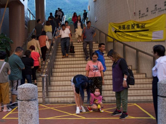 V Hongkongu sa skončili komunálne voľby s rekordnou účasťou