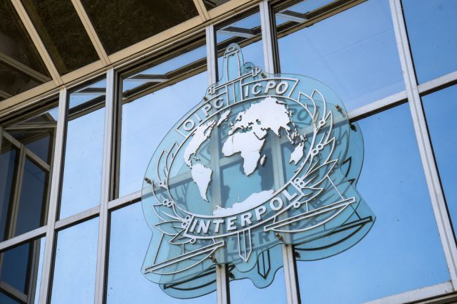 Interpol vydal medzinárodnú výzvu na pátranie po mužoch podozrivých z vraždy