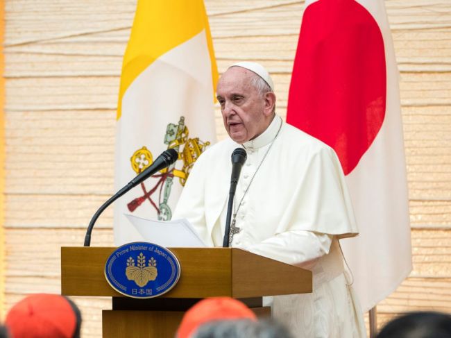 Pápež povedal japonskému cisárovi, že jeho rodičia po Hirošime a Nagasaki plakali