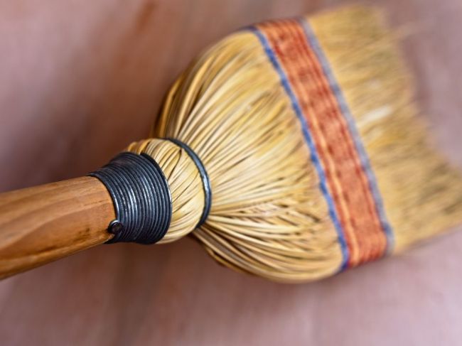 Osemdesiatdvaročná americká kulturistka zmlátila vlamača metlou