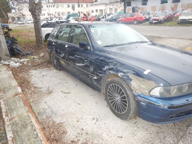 Policajti strieľali na nebezpečne jazdiace auto, jeho vodič ušiel