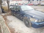 Policajti strieľali na nebezpečne jazdiace auto, jeho vodič ušiel