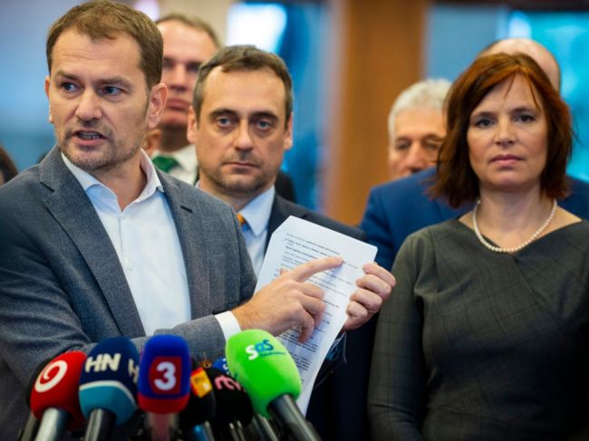 Opozícia má dostatok podpisov na mimoriadnu schôdzu pre presunuté zákony