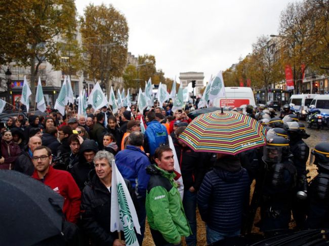 Francúzski poľnohospodári balíkmi sena zablokovali Champs-Élysées
