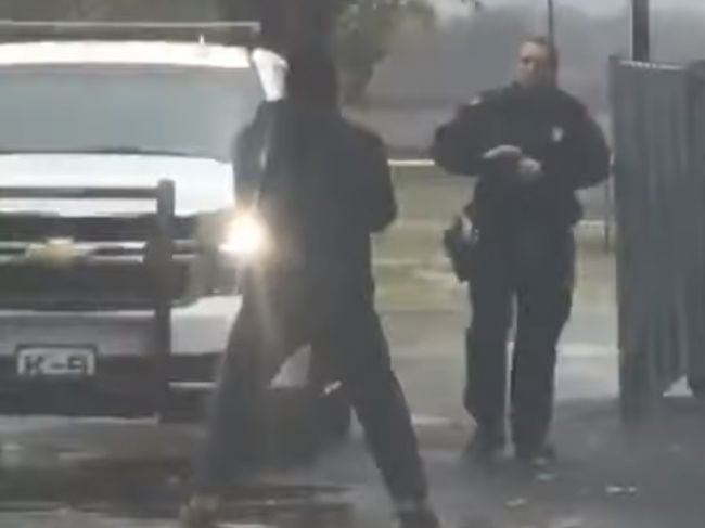 Video: Zdrogovaný muž zaútočil na policajta, skrotil ho až služobný pes