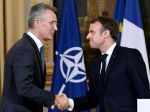 Macron na stretnutí so Stoltenbergom obhajoval svoje tvrdenie o NATO