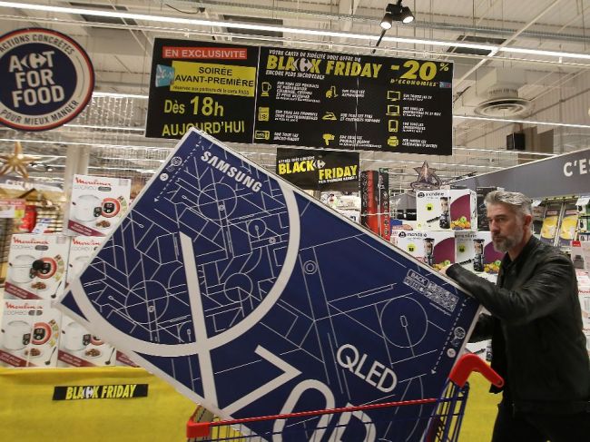 Black Friday vo Francúzsku: Ekologickí aktivisti blokujú vchod do veľkoskladov