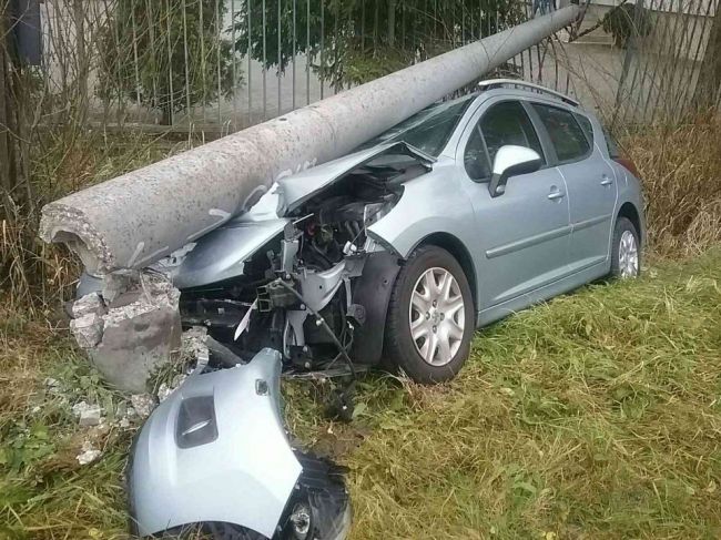 Betónový elektrický stĺp sa po náraze zlomil a spadol na automobil