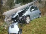 Betónový elektrický stĺp sa po náraze zlomil a spadol na automobil