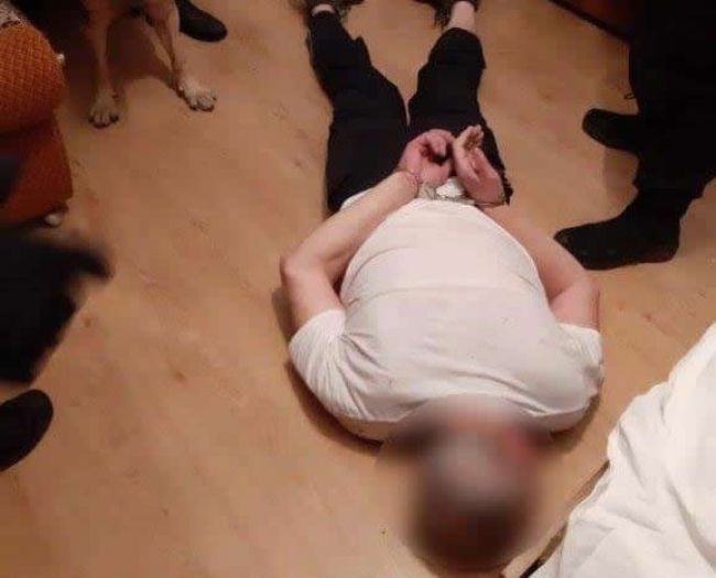 Muž vyhrážajúci sa rodine a policajtom skončil s putami na rukách