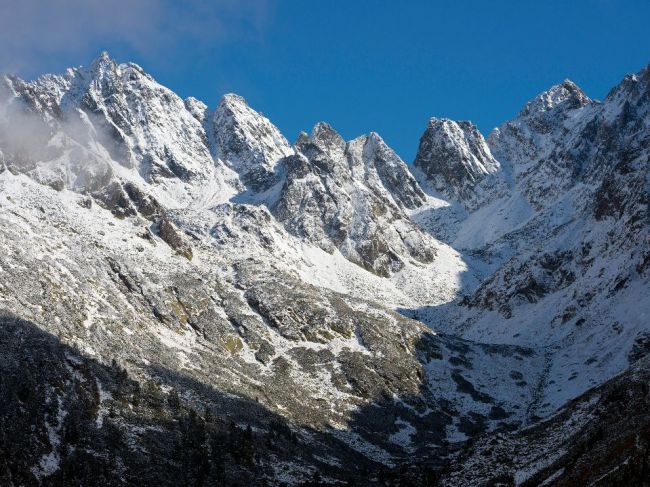 Vo vysokých polohách hôr pripadlo od poprašku do desať centimetrov nového snehu