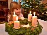 Symbolom adventného obdobia je veniec so štyrmi sviečkami