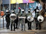 Obyvatelia Hongkongu protestujú proti policajným zákrokom počas protestov