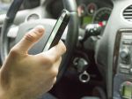 Pokuty za používanie mobilov za volantom sa zdvojnásobili