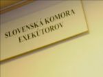 Exekútori nesmú siahnuť na vianočný príspevok k dôchodku