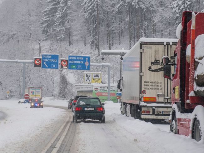 Donovaly sú kvôli snehu čiastočne neprejazdné