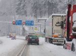 Donovaly sú kvôli snehu čiastočne neprejazdné