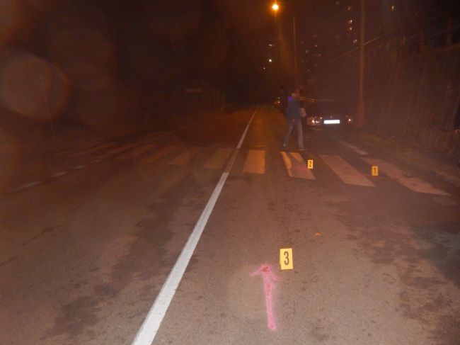 Polícia hľadá svedkov zrážky auta s chodkyňou