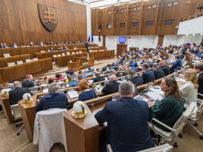 Poslanci presunuté návrhy neprerokujú, neschválili program schôdze