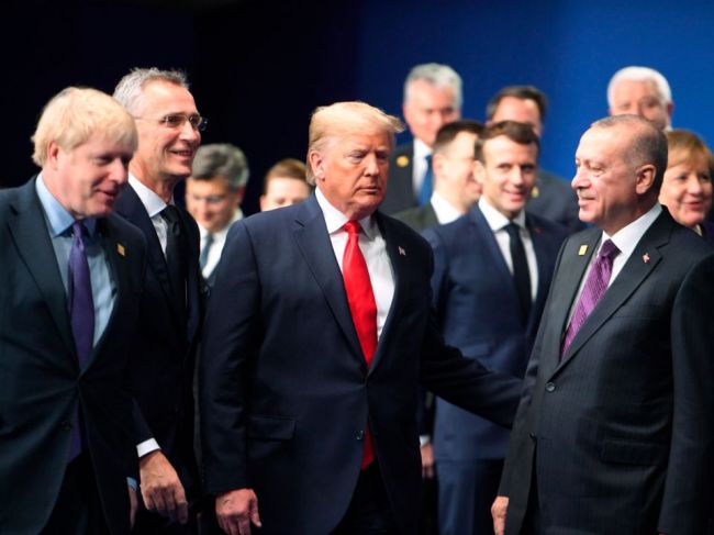 Trump sa popri summite NATO súkromne stretol s Erdoganom