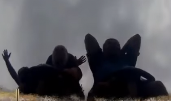 Video: Muž zdvihol ruky na horskej dráhe. Podaril sa mu neuveriteľný kúsok