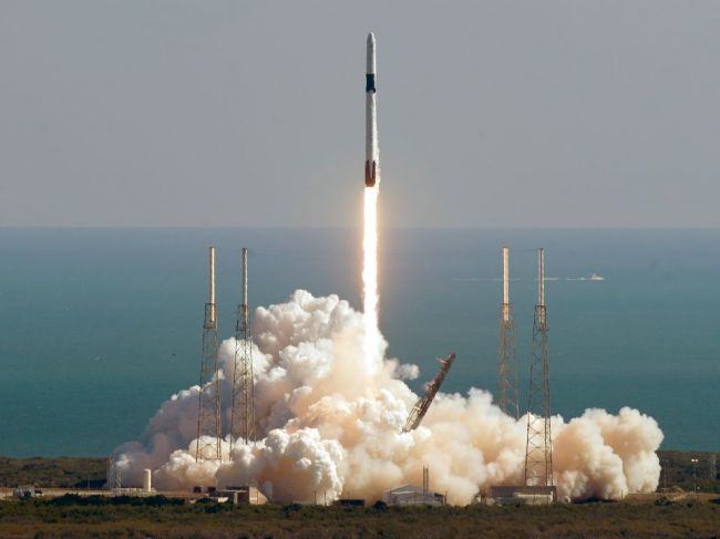 Spoločnosť SpaceX vyslala k ISS zásoby vrátane myší, robota a sladovne