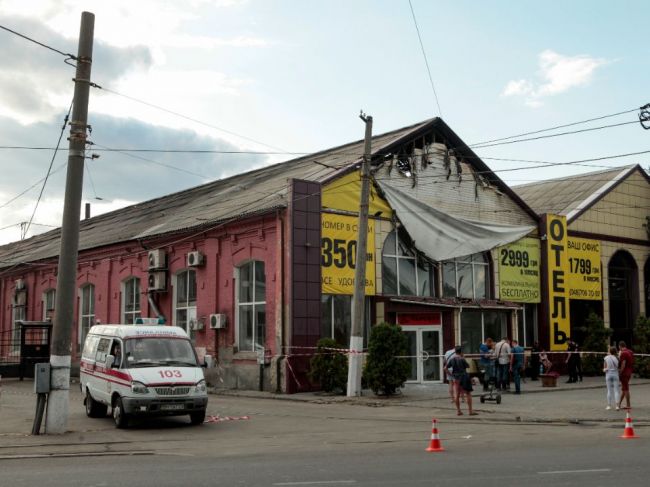Spod ruín požiarom zničenej školy v Odese vytiahli telo ženy