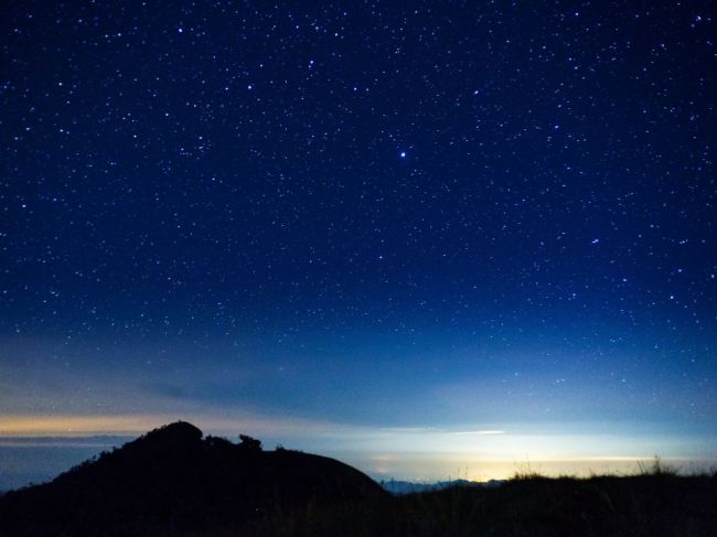 Ako na nočnej oblohe rozoznať hviezdu od planéty? Spoľahnite sa na ľahký trik