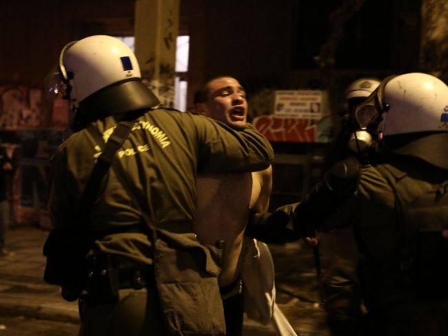 Protesty v Aténach a Patrase sprevádzalo násilie a výtržnosti
