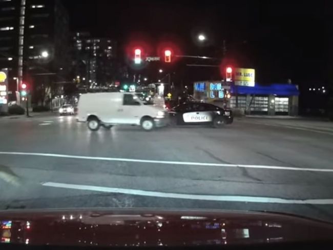Video: Vodič na križovatke prešiel cez červenú, spravodlivosť ho dohnala okamžite