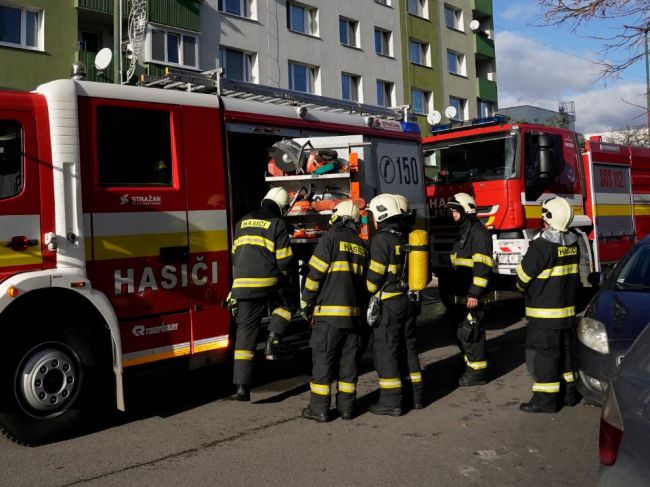 Desiatky hasičov zasahovali pri požiari bytu