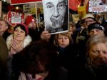 Pražský protest proti Babišovi sa začal minútou ticha za obete streľby v Ostrave