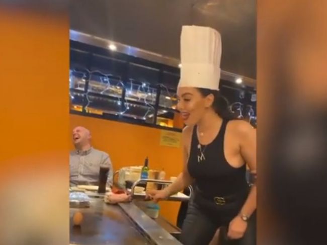 Video: Zákazníčka chcela predviesť trik s vajíčkom. Zhodila pritom časť stropu