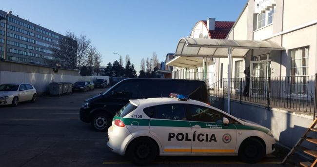 Desiatky policajtov prehľadávajú podnikateľské priestory v Bratislave