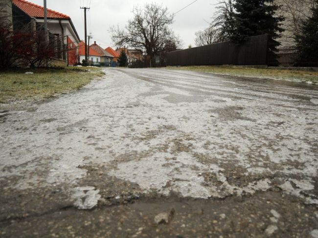 Na juhu západného a stredného Slovenska treba vo štvrtok počítať s poľadovicou