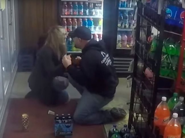 Video: Muž naplánoval lúpežné prepadnutie, aby počas neho mohol požiadať priateľku o ruku