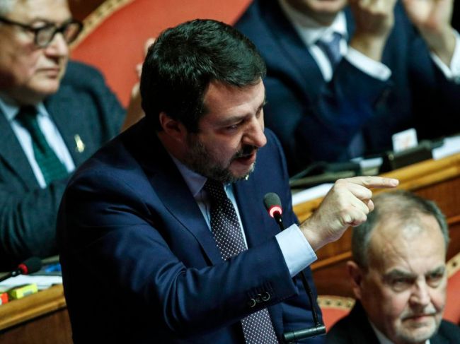Salviniho vyšetrujú pre neoprávnenie využívanie policajných a hasičských lietadiel